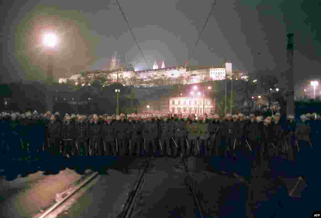 Количество участников протестов быстро росло. 19 ноября полиция заблокировала мост через Влтаву, чтобы не дать демонстрантам возможности идти к Пражскому Граду, резиденции главы государства. 
