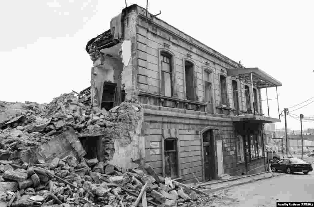 Sovetskidə yaşı 100 ildən artıq olan tarixi binalar, muzeylər, məscidlər, hamamlar, Azərbaycanın tanınmış ziyalılarının yaşadıqları evlər yerləşirdi.