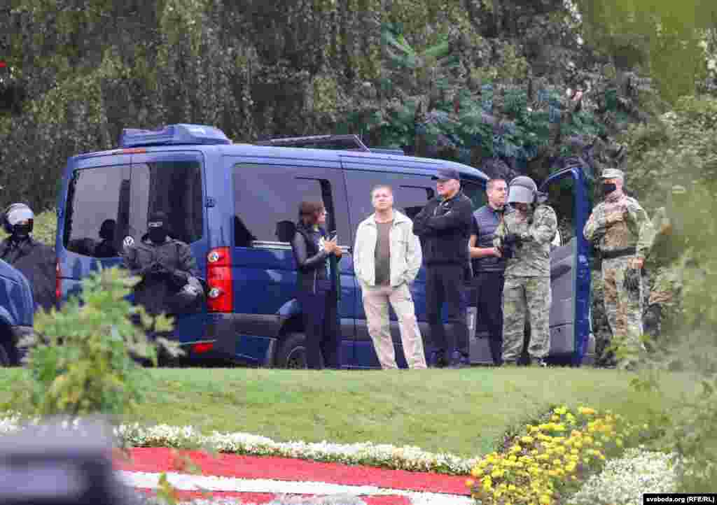 6 верасьня. «Марш адзінства» ў Менску. За натоўпам назіраюць прэс-сакратарка Аляксандра Лукашэнкі Натальля Эйсмант і Дзьмітры Паўлічэнка, экс-камандзір вайсковай часткі 3214, якога падазравалі ў зьнікненьні апанэнтаў рэжыму