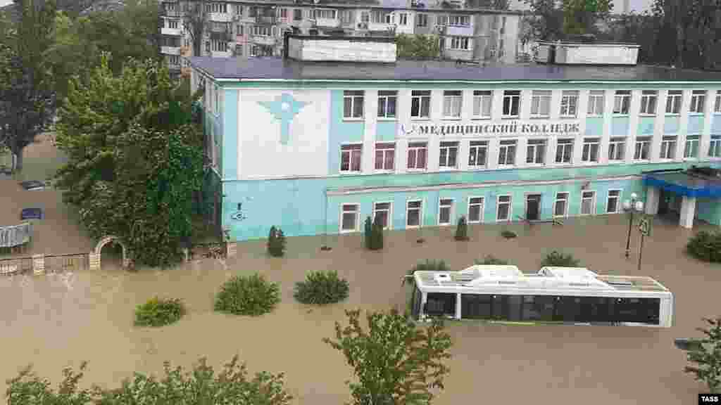 Наводнение в Керчи. В городе в результате сильных ливней были затоплены пять улиц и более 230 частных и многоквартирных домов