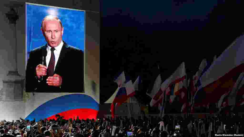 Президент России Владимир Путин выступил перед аудиторией во время митинга в Севастополе, посвященного четвертой годовщине аннексии Крыма Россией 