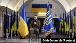 Președintele Ucrainei, Volodimir Zelenski, participă la o conferință de presă la o stație de metrou, din Kiev, 23 aprilie 2022.