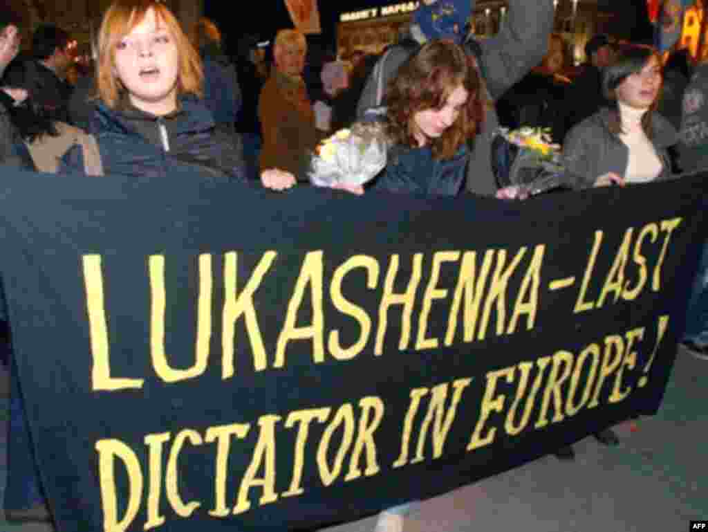 Minskdə Belarus müxalifəti seçkilərin saxtalaşdırılmasına etiraz mitinqi keçirib, 28 sentyabr 2008 - Belarus müxalifətindən heç kim parlamentə düşə bilməyib. Bu haqda Mərkəzi Seçki Komissiyası məlumat verib. Minskdə sentyabrın 28-də Belarus müxalifəti seçkilərin saxtalaşdırılmasına etiraz mitinqi keçirib. Rəsmilər deyirlər ki, aksiyada 400-ə yaxın adam iştirak edib. Onlar arasında müxalifət liderləri – Aleksandr Milinkeviç və Aleksandr Kozulin də olub