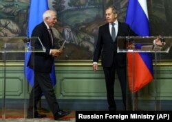 Верховний представник ЄС із зовнішньої політики Жозеп Боррель (ліворуч) і міністр закордонних справ Росії Сергій Лавров. Москва, 5 лютого 2021 року
