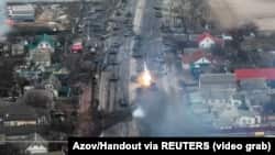 Украинанын аймагында талкаланып жаткан Орусиянын танктары. Reuters агенттигинин видеосунан алынган скриншот.
