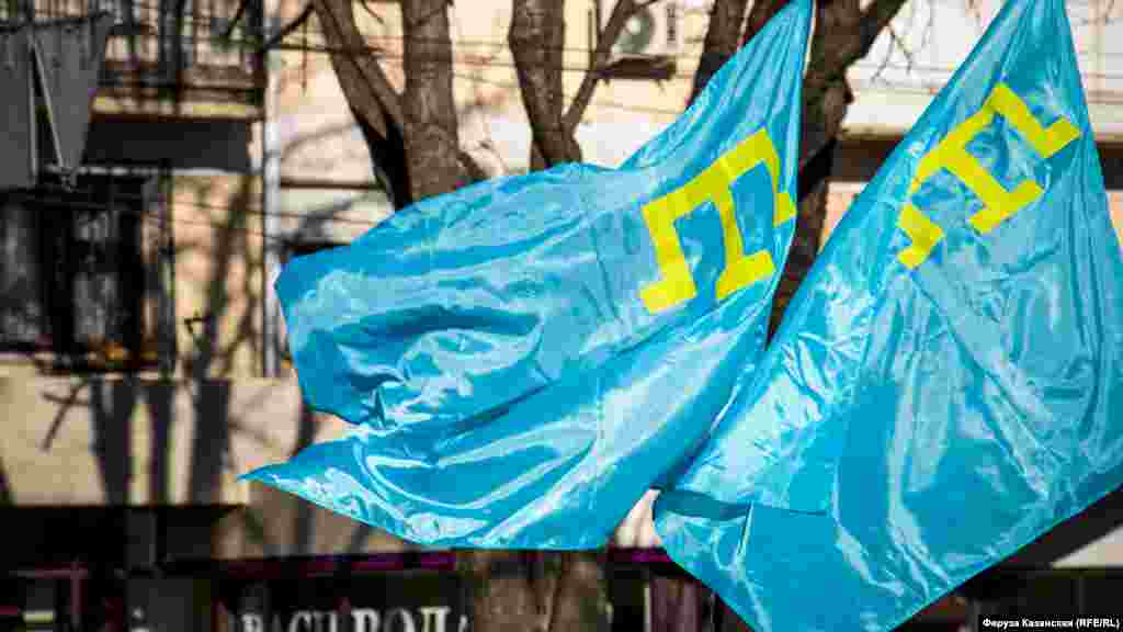 На митинге в день гибели летчика, деятеля крымскотатарского народа Амет-Хана Султана в Симферополе. Участники митинга держали в руках как крымскотатарские, так и российские флаги