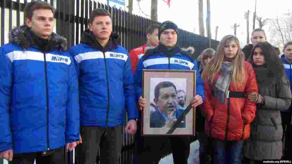 Bjelorusija - Pristalice Chaveza okupile su se ispred venecuelanskog veleposlanstva u Minsku, 6. mart 2013.