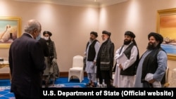 Zalmaj Halilzad (levot) u Dohi sa talibanskim liderima, novembar 2020.