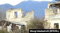თამბაქოს გადამამუშავებელი საწარმოს ნანგრევები ლაგოდეხში.