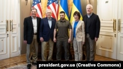 Президент України Володимир Зеленський (посередині) і члени делегації верхньої палати Конгресу США на чолі з лідером республіканської меншості в Сенаті Мітчеллом Макконнеллом (другий зліва). Київ, 14 травня 2022 року