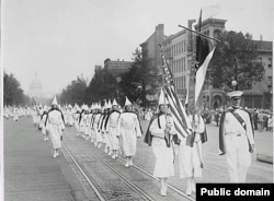 Официальный парад членов Ку-Клукс-Клана в Вашингтоне в 1928 году