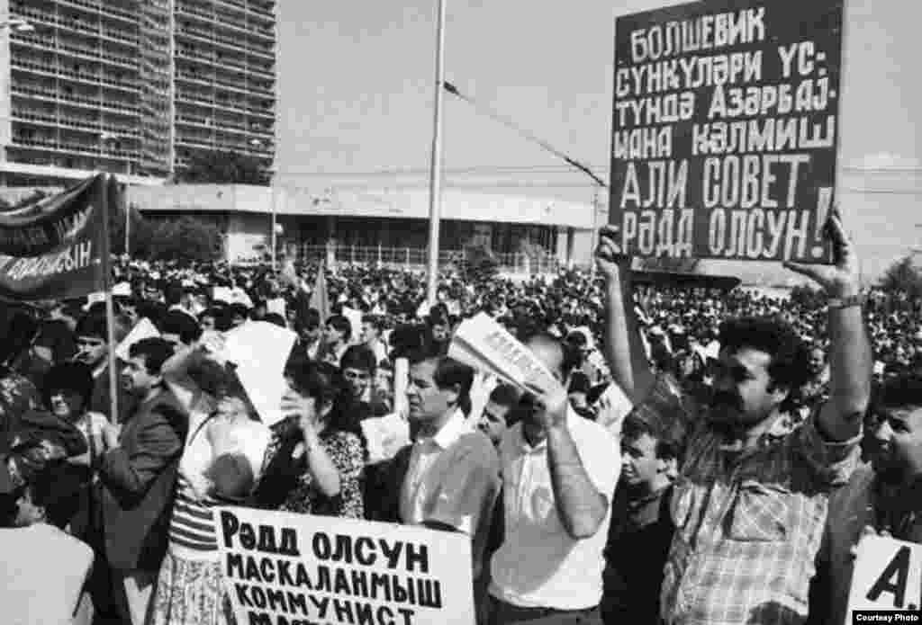 O zamankı Ali Sovetin binası qarşısında etiraz aksiyası. 