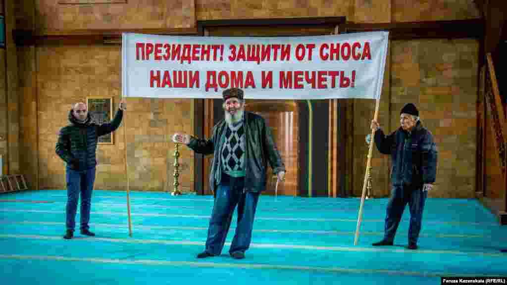 В симферопольском микрорайоне Стрелковая 4 февраля активисты «поляны протеста» объявили массовую голодовку «против произвола крымских властей»