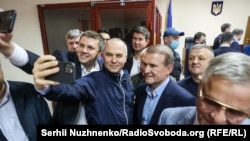 Селфі з Медведчуком в суді 13 травня. Суд відправив Медведчука під цілодобовий домашній арешт до 9 липня
