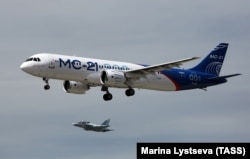 Пасажирський літак середньої дальності МС-21 під час випробувального польоту в Іркутську, 28 травня 2017 року