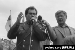 Уладзімер Кавалёнак разам зь Юрасём Хадыкам падчас мітынгу на плошчы, жнівень 1991 году. Фота Ул. Кармілкіна.