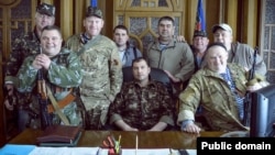 Перший так званий «голова» угруповання «ЛНР», що визнане в Україні терористичним, Валерій Болотов (в центрі) із поплічниками.