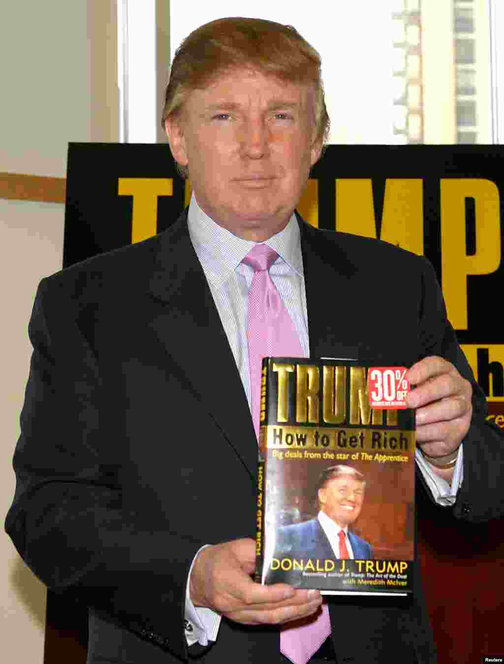 Трамп со своей книгой «Как стать богатым», изданной в 2004 году. Его предыдущая книга «Искусство договора» стала бестселлером и способствовала его популярности. 