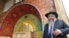 Головний рабин України Моше Реувен Азман у Бабиному Яру під час відкриття символічної синагоги «Місце для роздумів», 14 травня 2021 року