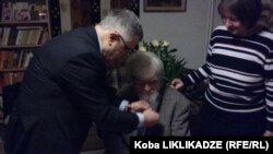 საქართველოს ელჩი ჩეხეთის რესპუბლიკაში ზაზა გოგსაძე ღირსების ორდენს გადასცემს ღვაწლმოსილ ქართველოლოგს