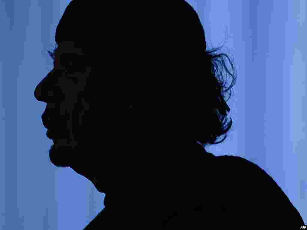 16 noyabr 2009-cu il. Qaddafi Romada ərzq təhlükəsizliyinə dair konfransda çıxış edir. 