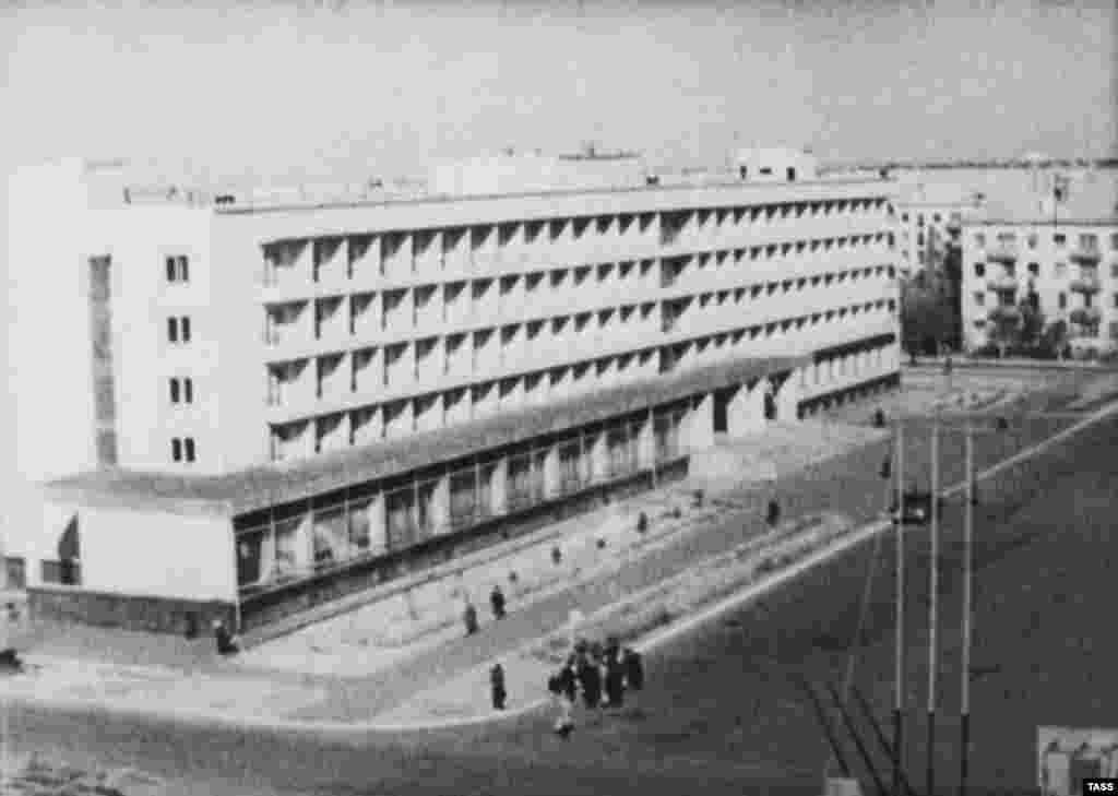 Місто Байконур (в той час він називався Ленінським) був побудований для управління запусками. Рівна пустельна степ, яка оточувала об'єкт, дозволяла спілкуватися по рації на досить великій відстані. Відсутність населених пунктів знижувало ризик того, що залишки ступенів ракети впадуть на дахи будинків. А близькість до екватору давала можливість використовувати обертання Землі при запусках ракет на орбіту