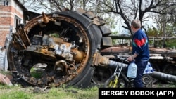 Повідомляється, що на початку березня засуджений напав на мешканця села Халявин та пограбував його, погрожуючи розстріляти з автомата (фото ілюстративне з Харківщини)