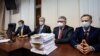 Петро Порошенко і його адвокати в суді, Київ, 17 січня 2022 року