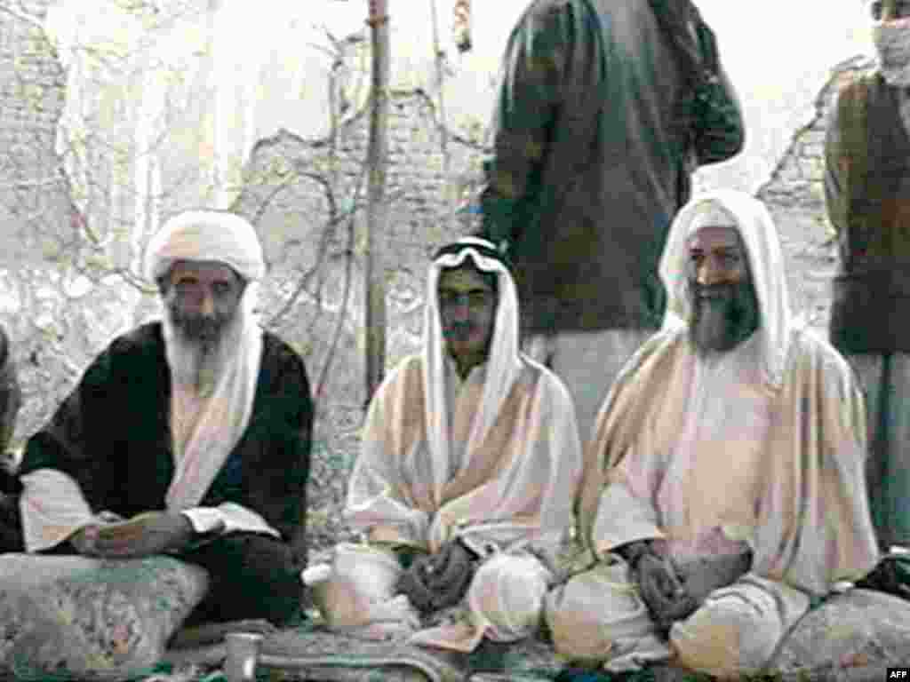 Osama bin Laden (şəkildə sağda) oğlu Mohammedin (ortada) toyunda. Mohammed 2001-ci ildə Osama bin Ladenin ən yaxın köməkçisi Mohammed Atefin (solda) qızına evlənib.