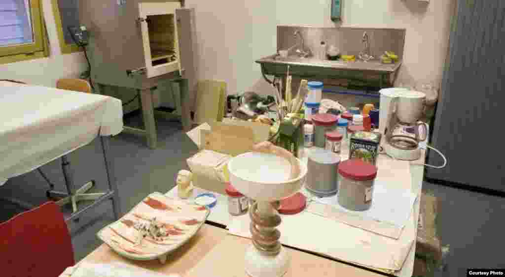 Inmates have the opportunity to cook for themselves, and have access to a supplier who can provide Balkan specialties, as well as fresh meat and fish.