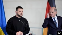 Președintele ucrainean Volodimir Zelenski, la conferința de presă de după întrevederea cu cancelarul german Olaf Scholz, de la Berlin.