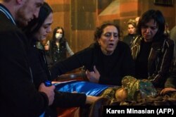 Mii de familii și-au pierdut băieții și bărbații în urma conflictului.