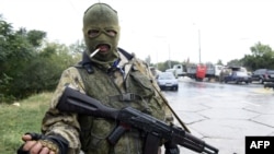Иллюстративное фото. Пророссийский боевик у контрольно-пропускного пункта на дороге к Донецкому аэропорту, сентябрь 2014 года 