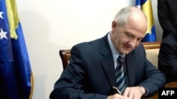 Fatmir Sejdiu potpisuje Ustav Kosova, 15. jun 2008.