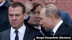 Президент Росії Володимир Путін (праворуч) і прем’єр-міністр Росії Дмитро Медведєв. Москва, 22 червня 2017 року
