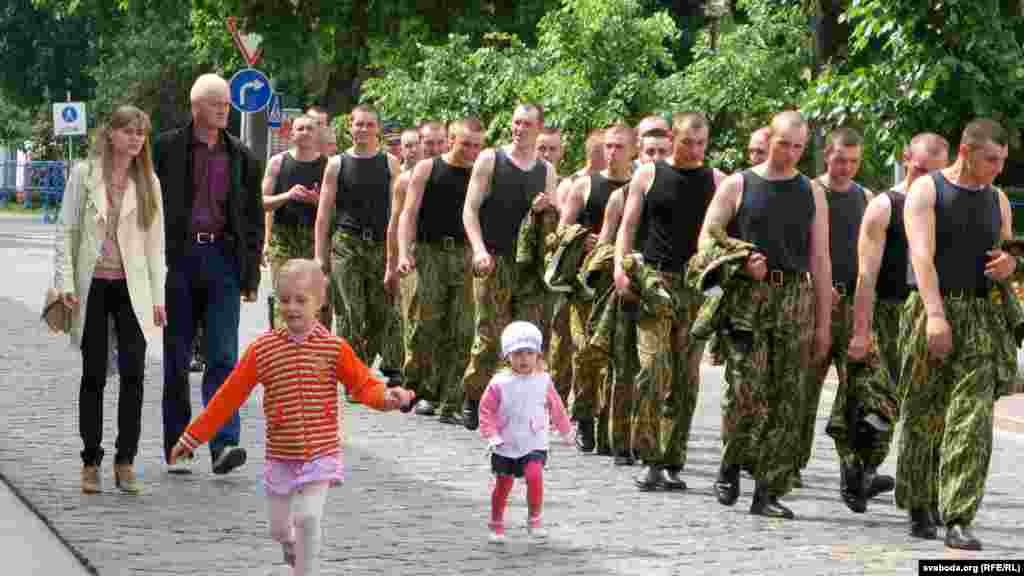 Салдаты прыбылі, каб перагарадзіць бар’ерамі гістарычны цэнтар