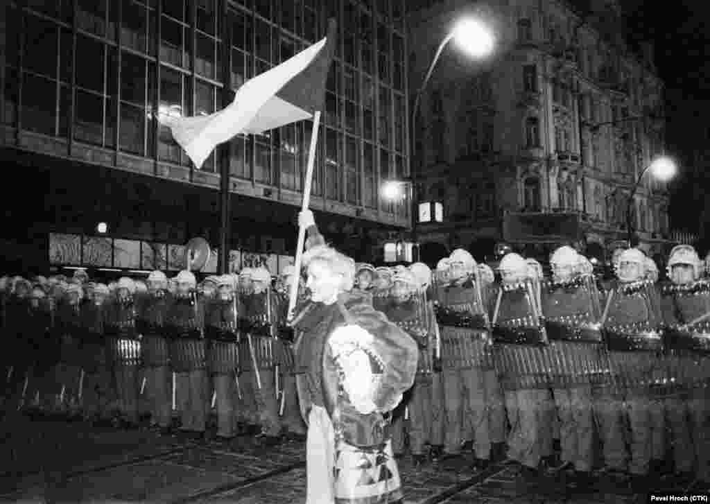 Перелом произошел 17 ноября, в день самых крупных за 20 лет антиправительственных выступлений. Тысячи студентов вышли на мирный марш в центре города. На народном проспекте путь им преградила полиция. 