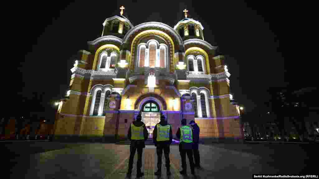 «Під час богослужінь у церквах перебувало не більше 10 осіб, як і передбачено карантинними заходами» – заявили у столичній поліції