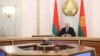 Олександр Лукашенко бере участь у відеозв'язку з президентом Росії Володимиром Путіним, архівне фото 