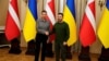 Прем’єр-міністерка Данії Метте Фредеріксен і президент України Володимир Зеленський тиснуть руки під час зустрічі у Палаці Потоцьких у Львові. 23 лютого 2024 року