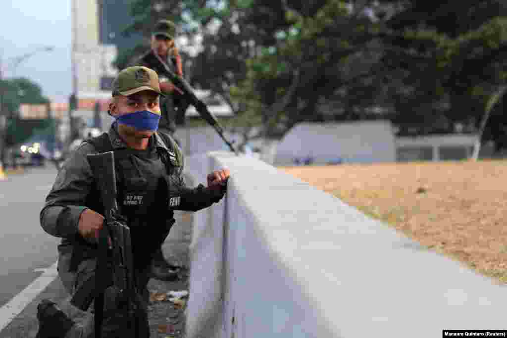 An armed man near the base. Venezuelan Information Minister Jorge Rodriguez said on Twitter that the government was confronting a small group of “military traitors” seeking to promote a coup.