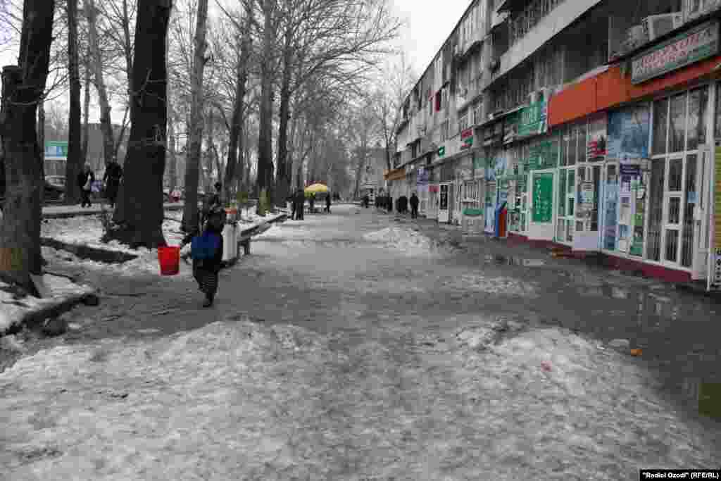  Дар баъзе аз кӯчаҳои Душанбе, ки офтоб кам мерасад ҳоло ҳам барф мондааст