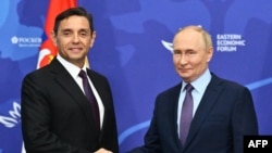 Віцепрем’єр-міністр Сербії Александар Вулін (ліворуч), чия партія виступила автором законопроєкту, зустрічається з президентом Росії Володимиром Путіним на полях Східного економічного форуму у Владивостоці у вересні