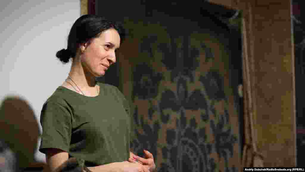 Позивний «Білка», 19 років. Аби тренувати дисципліну та злагодженість, командир запровадив систему напарник-напарник. Як це працює – якщо є «зальот» (провина) у одного з напарників, отримує стимулювальне покарання інший напарник. У цій ситуації «Білка» сміється, бо отримала через свого напарника додаткових 40 разів пресу, до вже призначених 220