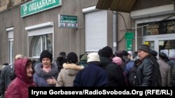 Біля Ощадбанку в Маріуполі