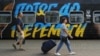 "Влак към победата", пише върху този вагон на централната гара в Киев. Украинските железници посветиха този влак на хората в окупираните територии.