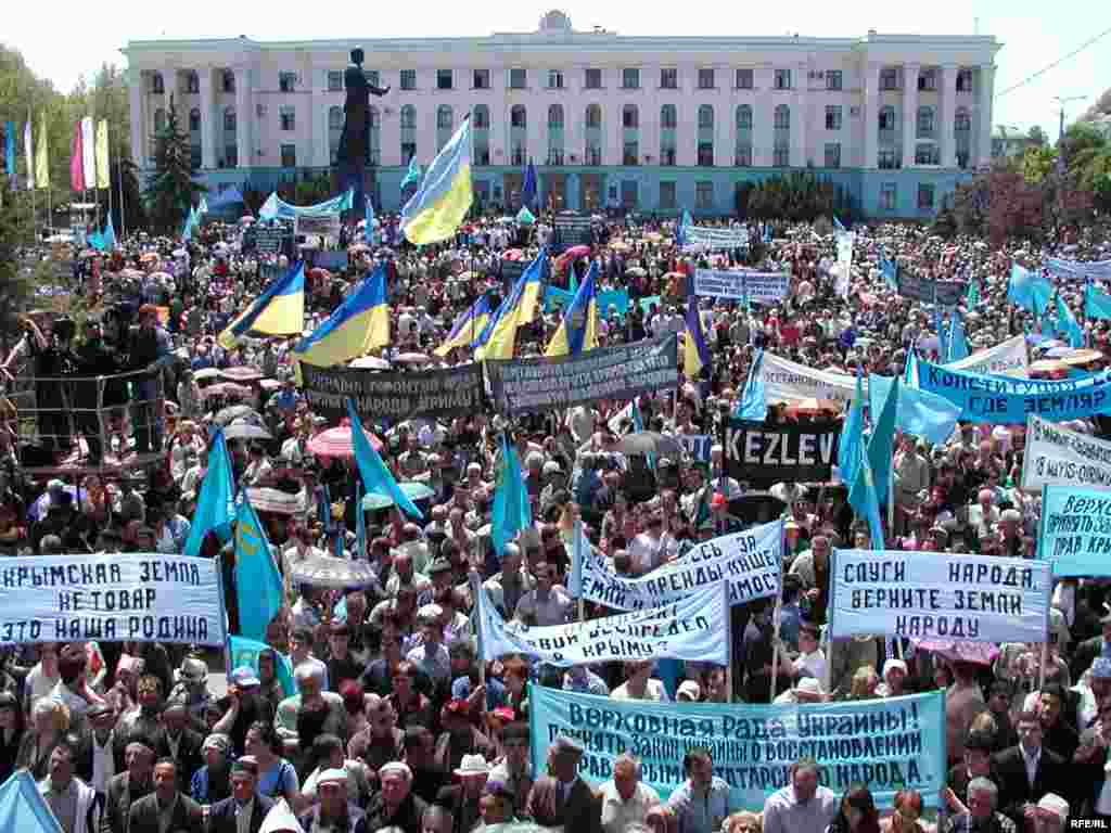 Рік 2006-й, Сімферополь, площа Леніна. Центральна площа міста через непорозуміння все ще носить ім'я Леніна, який ніколи в Криму не бував. Кримські татари з національними та державними прапорами вимагають справедливого вирішення земельного питання.