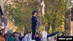 ویدا موحد که به «دختر خیابان انقلاب» شهرت یافت