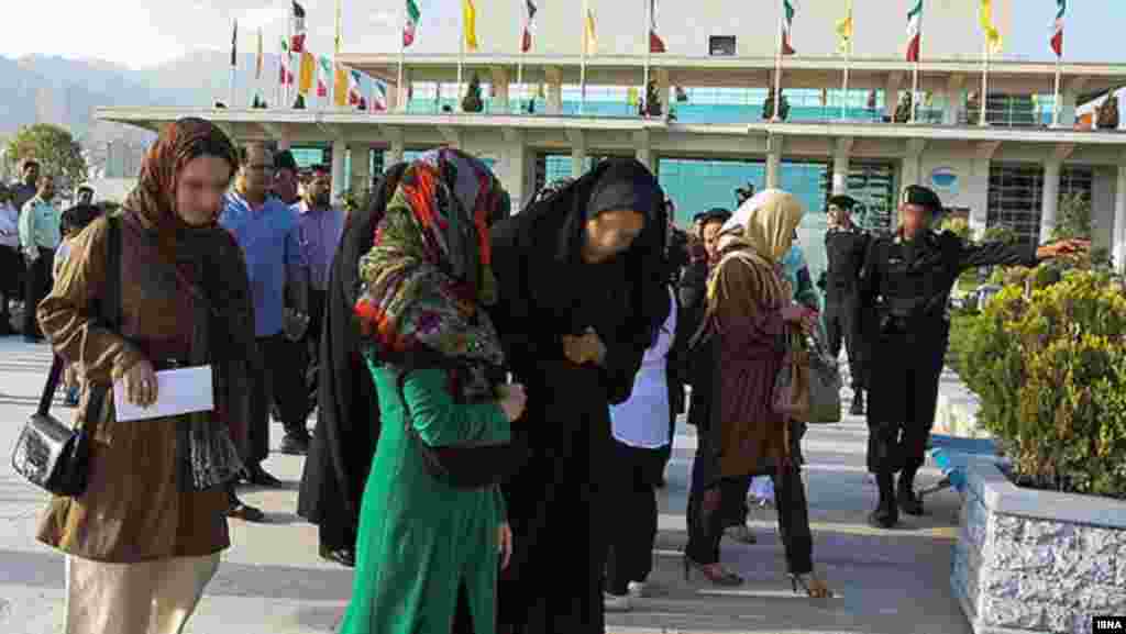 "Namünasib" geyidniyi üçün saxlanan Tehran sakinləri. 11 iyun 2012