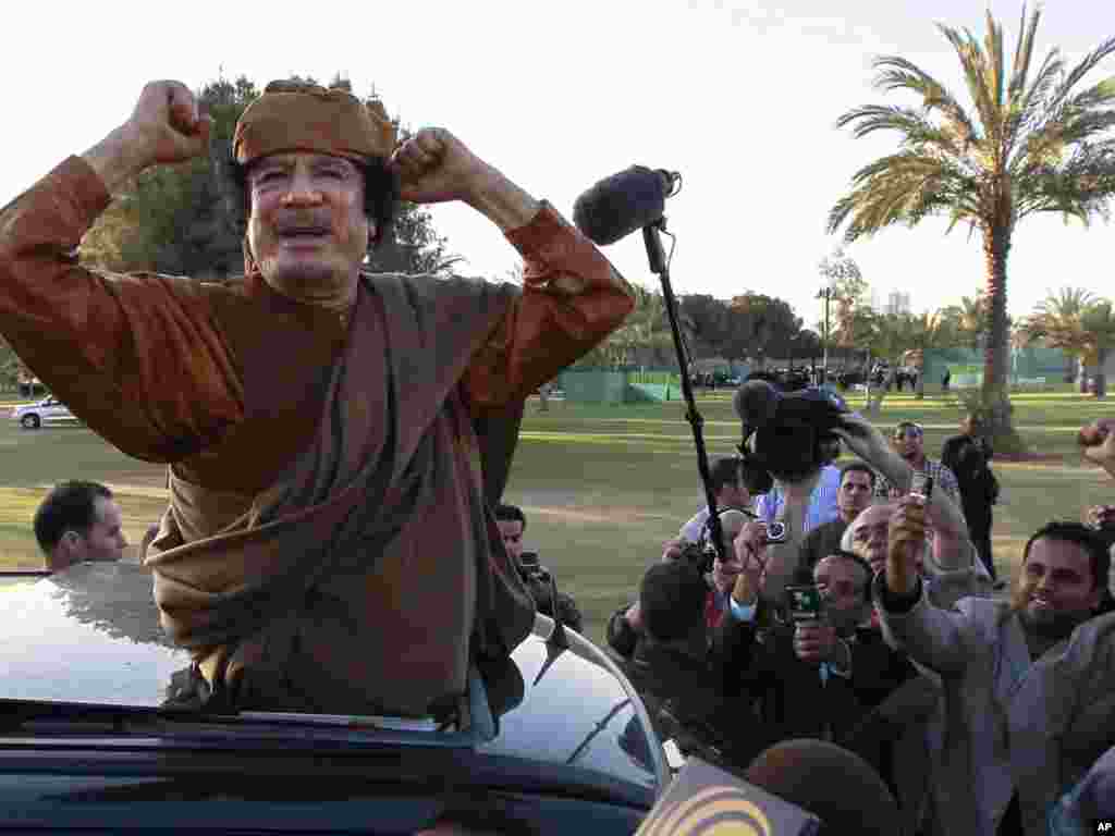 10 aprel 2011. Qaddafi Tripolidə tərəfdarlarının qarşısına çıxıb onları NATO ilə döyüşə səsləyir. 